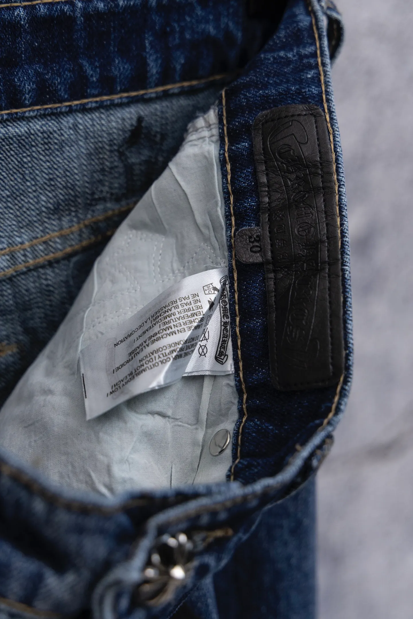 P260 CH Chromehearts limited edition black and white cross patch leather jeans, priced at 34W level, patchwork cross pattern embellishment, washed jeans! ! An absolutely high-end luxury product, a 1.9W-level god-level single product, a super popular product, made by top heavy industry, a magic weapon that cannot be missed! [About Zangyin] This is an extremely luxurious fashion brand that can also be called the aristocracy of the high street. It has always been an exclusive brand for some hipsters or rich second generations. Compared with ordinary high streets, it is more luxurious and noble. Compared with luxury brands, it is more fashionable and individual. It has always been a brand that I have a special liking for. [Top heavy industry fashion design] Consistently high-street luxury style. Speaking of this style, the Zangyin family and GU family are definitely the leading representative brands. Especially the Zangyin family has really achieved a state-of-the-art effect in creating high-street style. The unique washed material is used to create this style. The color system is already quite eye-catching. After it is decorated with patchwork cross flowers, it cleverly highlights the charm of the brand. Secondly, this style uses classic The high-waist cutting design highlights the long legs and fashionable temperament of the upper body. The brand is highly recognizable and the slim fit configuration is more suitable for daily wear. It is a product that interprets personality, fashion, and specifications at a glance. This single product is enough to make any fan excited. It can be a white T-shirt for a youthful college style, or a tight suspender for a royal style. It has strong matching ability and can be easily controlled by men.  [Materials and craftsmanship] Needless to say, this point goes without saying. As an excellent craftsman brand, Zangyin’s requirements for details and craftsmanship are really perfect. The washed color of this model has gone through so many processes, not to mention the embellishment of denim appliques. It is also purely hand-made and sewn. Just like what they believe in, only hand-made things have soul and have the meaning of wear. A top-notch heavy-duty fashionable denim item, I look forward to your perfect interpretation! !  Color: blue Size: 28-36